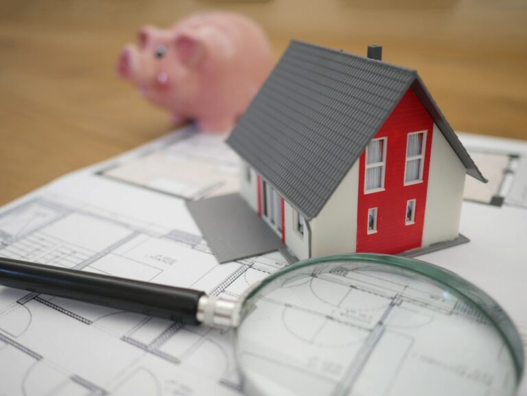 image of a desk and a house representing virtual receptionist for real estate office